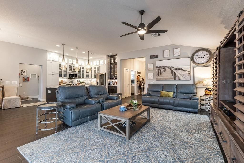 For Sale: $729,900 (3 beds, 2 baths, 1922 Square Feet)