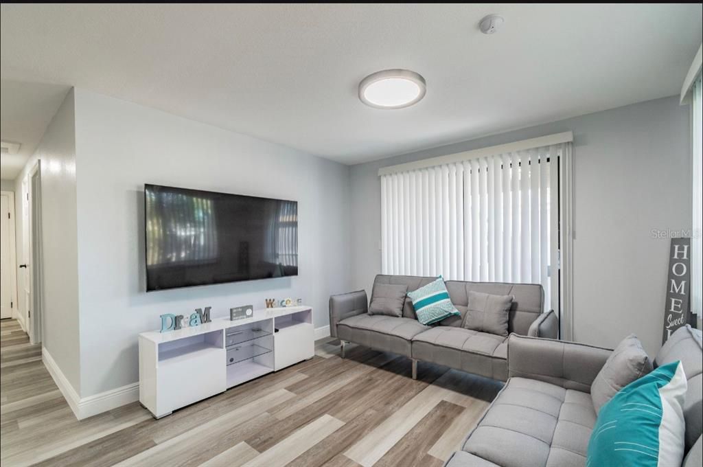 Active With Contract: $2,600 (3 beds, 2 baths, 1368 Square Feet)