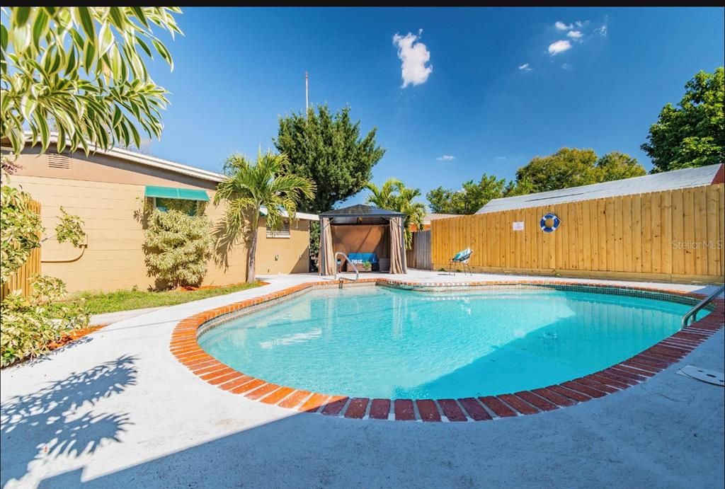 Active With Contract: $2,600 (3 beds, 2 baths, 1368 Square Feet)