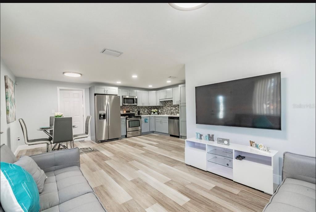 Active With Contract: $2,600 (3 beds, 2 baths, 1368 Square Feet)