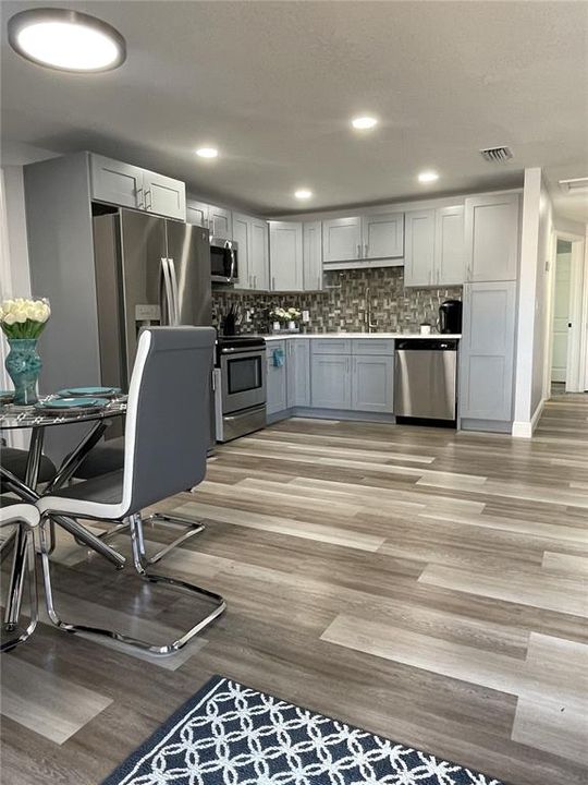 Active With Contract: $2,600 (3 beds, 2 baths, 1368 Square Feet)