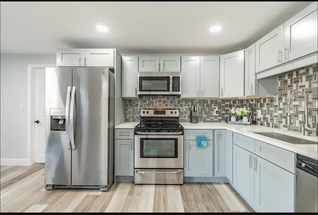 Active With Contract: $2,600 (3 beds, 2 baths, 1368 Square Feet)