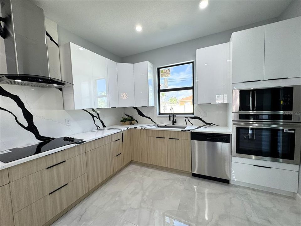 For Sale: $510,000 (3 beds, 3 baths, 1754 Square Feet)