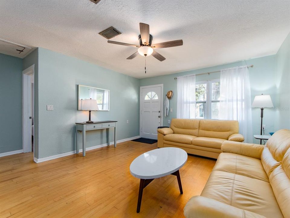 Active With Contract: $379,900 (3 beds, 2 baths, 986 Square Feet)