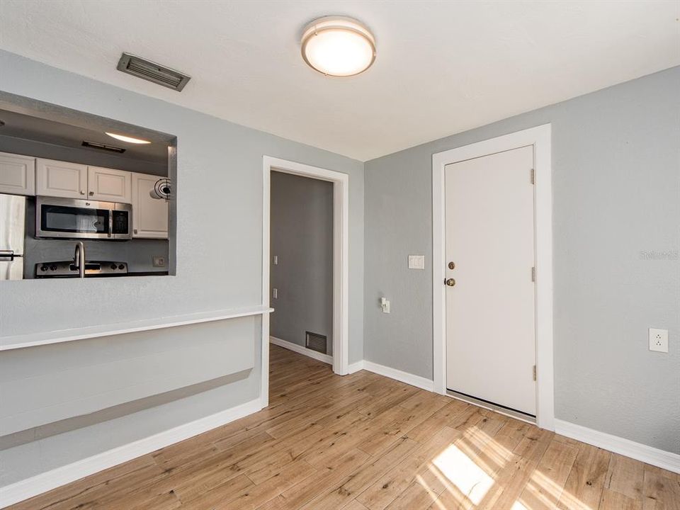 Active With Contract: $379,900 (3 beds, 2 baths, 986 Square Feet)