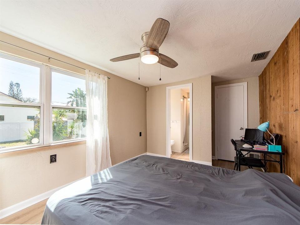 Active With Contract: $379,900 (3 beds, 2 baths, 986 Square Feet)