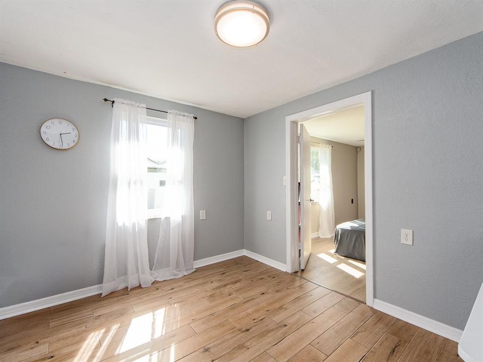 Active With Contract: $379,900 (3 beds, 2 baths, 986 Square Feet)