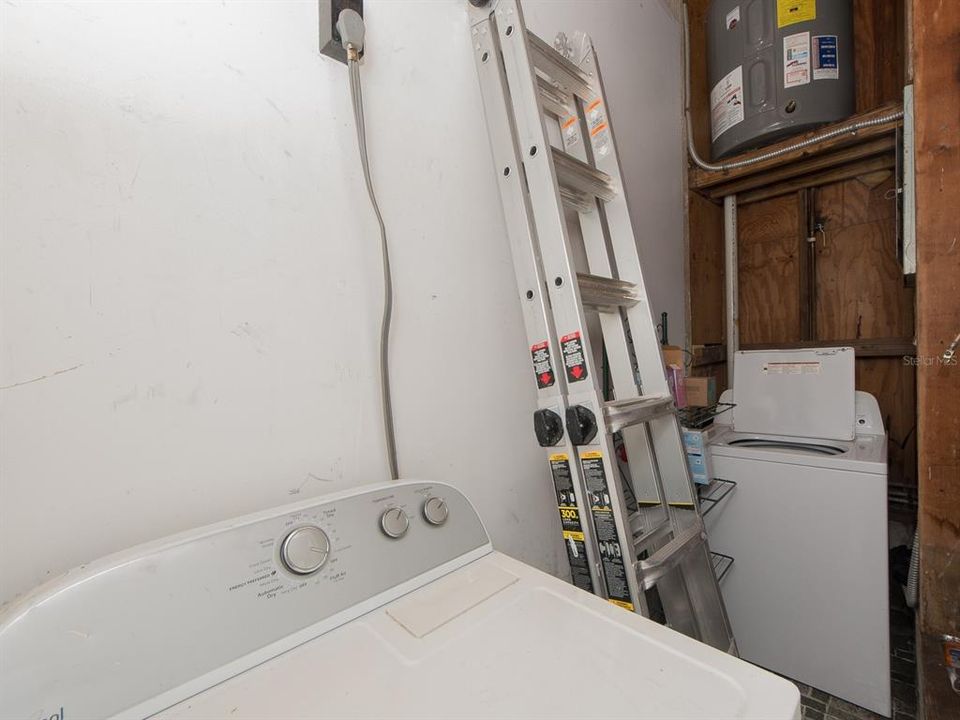 Active With Contract: $379,900 (3 beds, 2 baths, 986 Square Feet)