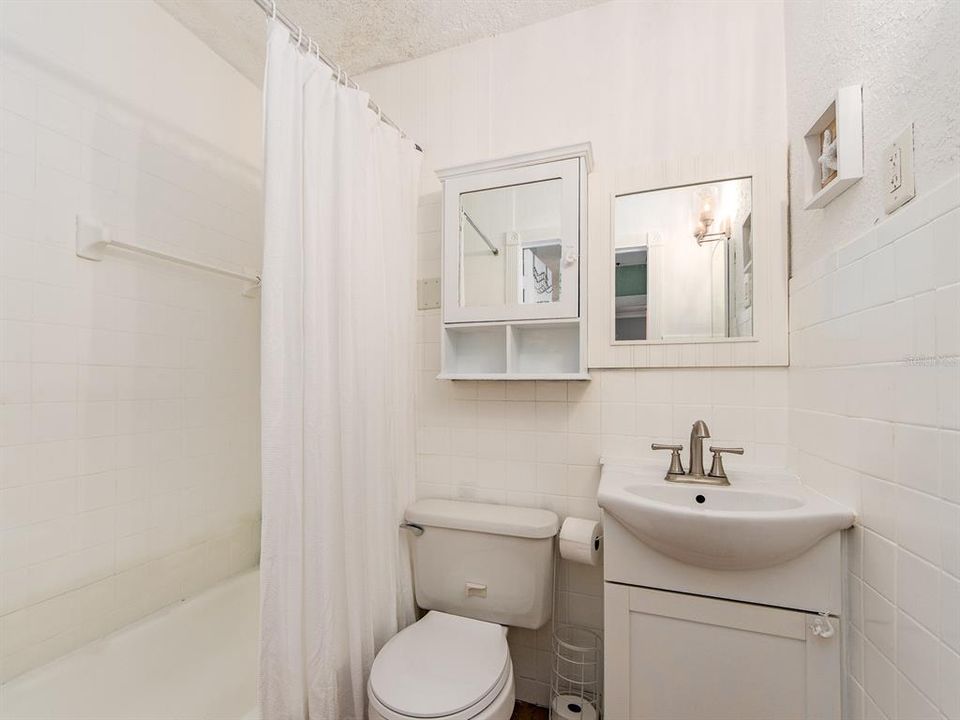 Active With Contract: $379,900 (3 beds, 2 baths, 986 Square Feet)