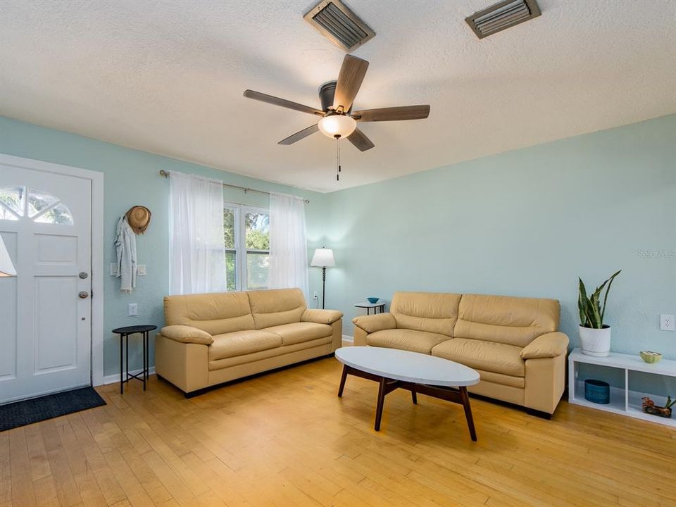 Active With Contract: $379,900 (3 beds, 2 baths, 986 Square Feet)