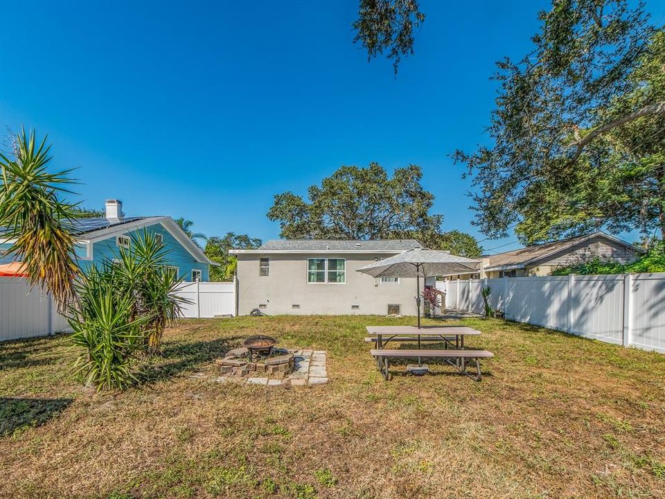 Active With Contract: $379,900 (3 beds, 2 baths, 986 Square Feet)