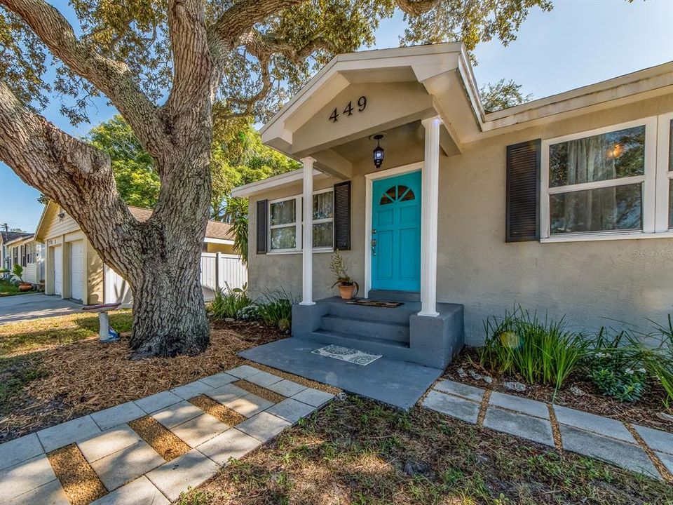 Active With Contract: $379,900 (3 beds, 2 baths, 986 Square Feet)