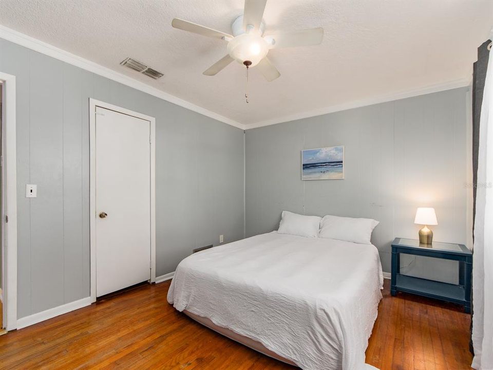 Active With Contract: $379,900 (3 beds, 2 baths, 986 Square Feet)