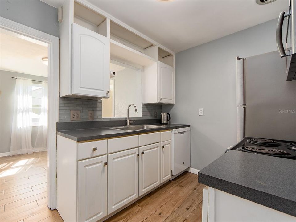 Active With Contract: $379,900 (3 beds, 2 baths, 986 Square Feet)