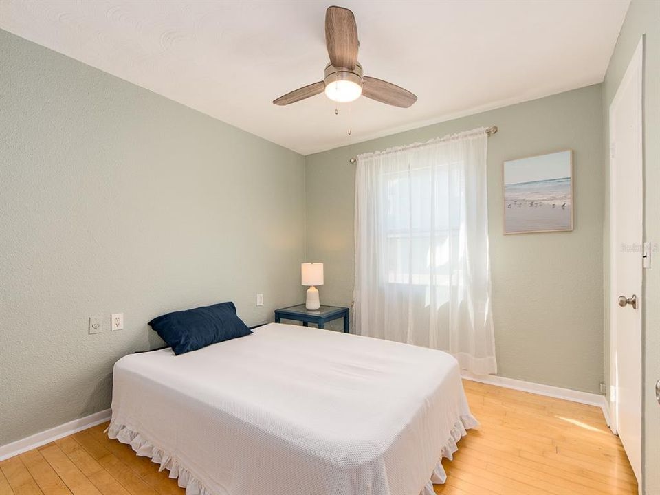 Active With Contract: $379,900 (3 beds, 2 baths, 986 Square Feet)