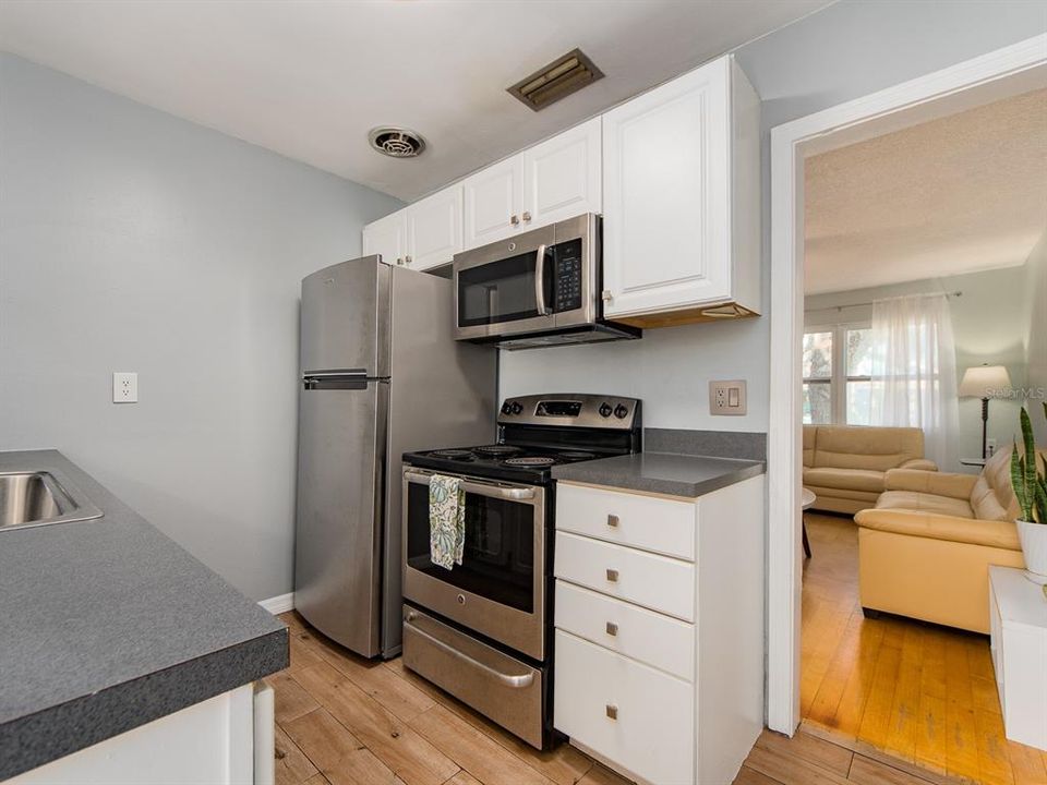 Active With Contract: $379,900 (3 beds, 2 baths, 986 Square Feet)