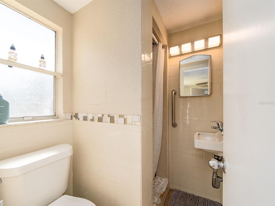 Active With Contract: $379,900 (3 beds, 2 baths, 986 Square Feet)