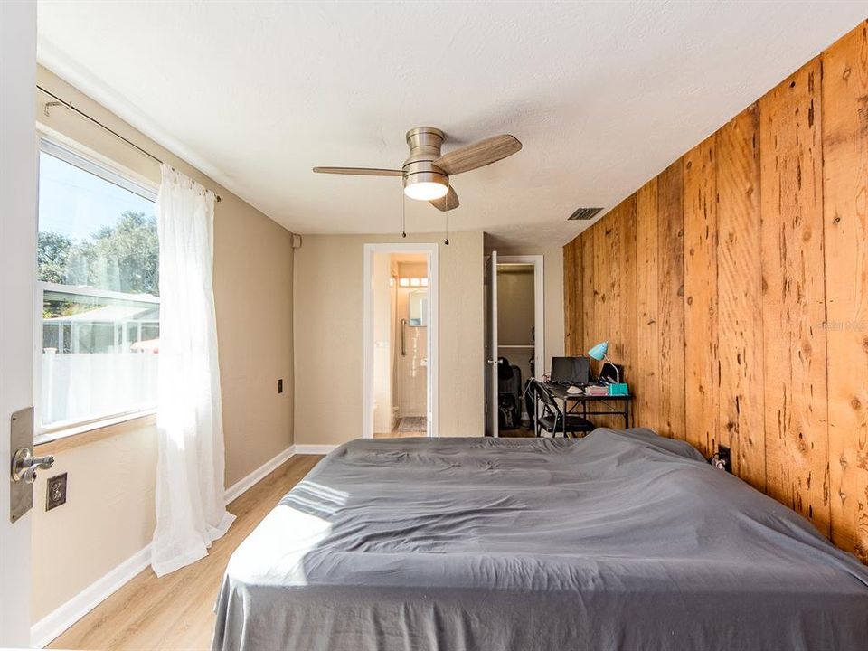 Active With Contract: $379,900 (3 beds, 2 baths, 986 Square Feet)