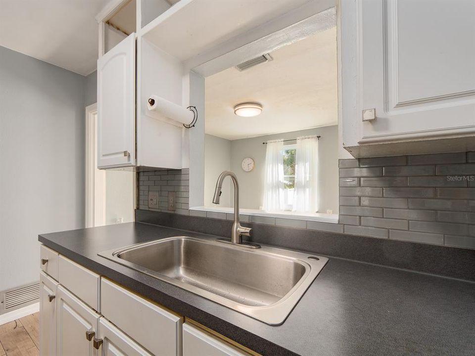 Active With Contract: $379,900 (3 beds, 2 baths, 986 Square Feet)