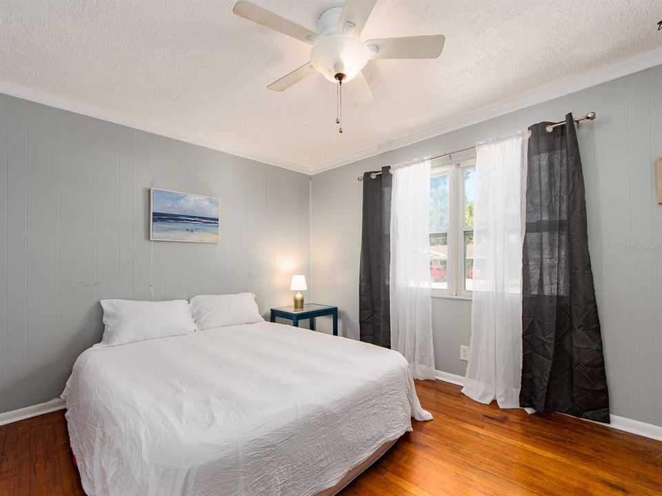 Active With Contract: $379,900 (3 beds, 2 baths, 986 Square Feet)