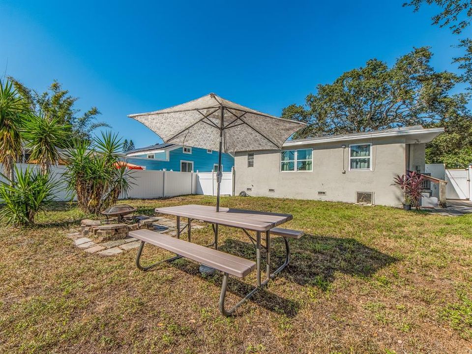 Active With Contract: $379,900 (3 beds, 2 baths, 986 Square Feet)