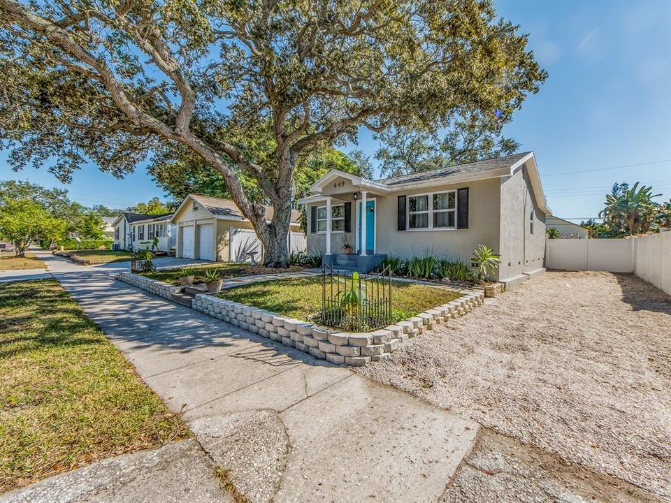 Active With Contract: $379,900 (3 beds, 2 baths, 986 Square Feet)