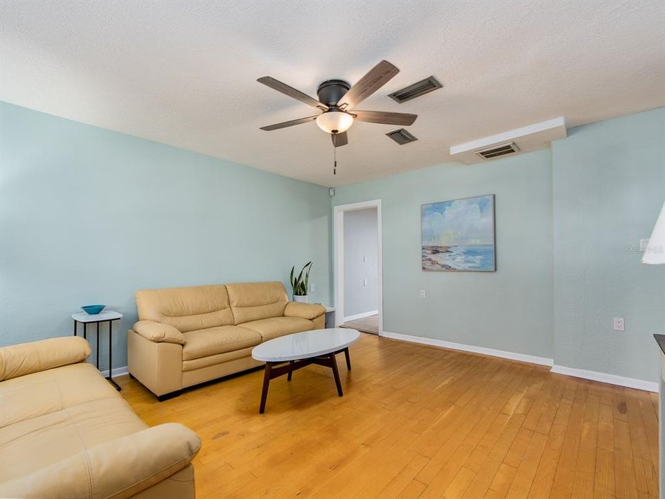 Active With Contract: $379,900 (3 beds, 2 baths, 986 Square Feet)