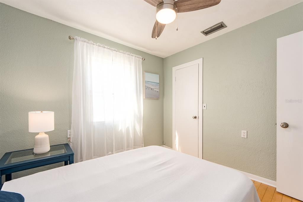 Active With Contract: $379,900 (3 beds, 2 baths, 986 Square Feet)