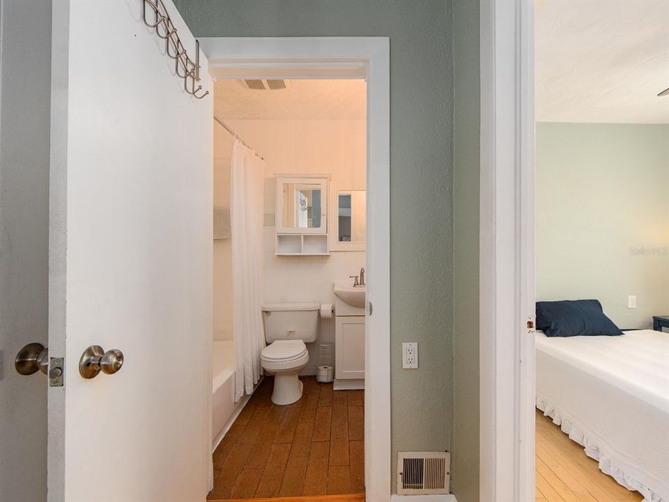 Active With Contract: $379,900 (3 beds, 2 baths, 986 Square Feet)