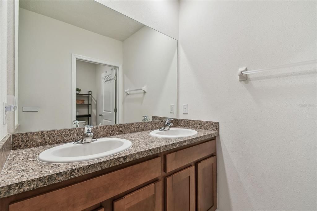 合同活跃: $425,000 (5 贝兹, 3 浴室, 2605 平方英尺)