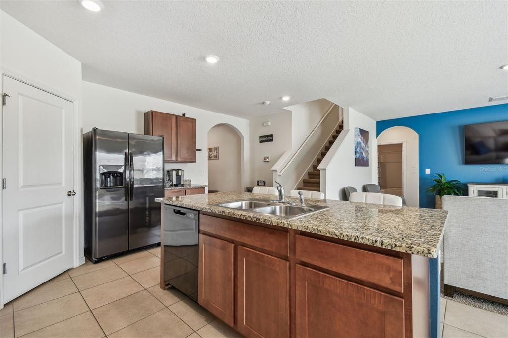 合同活跃: $425,000 (5 贝兹, 3 浴室, 2605 平方英尺)