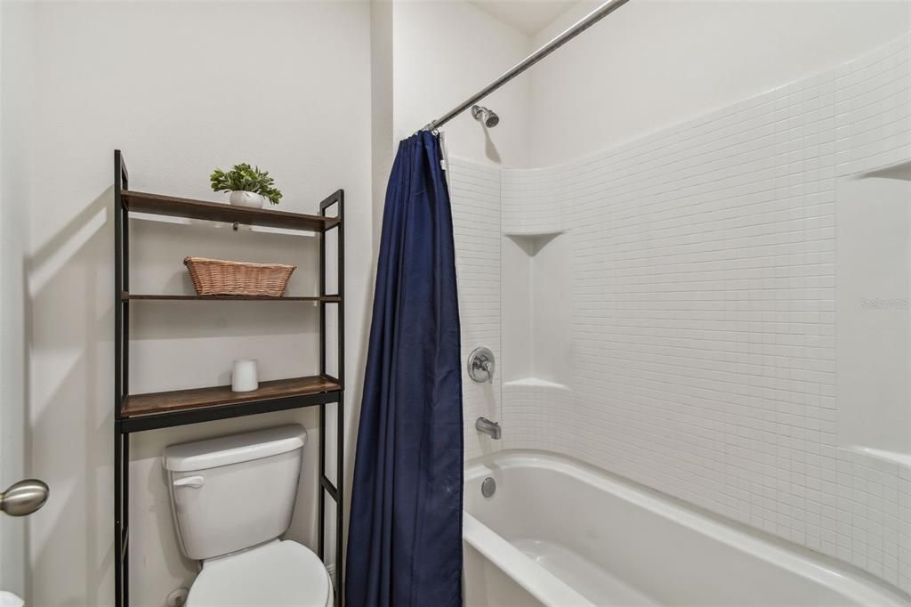 合同活跃: $425,000 (5 贝兹, 3 浴室, 2605 平方英尺)