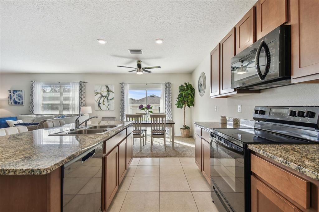 合同活跃: $425,000 (5 贝兹, 3 浴室, 2605 平方英尺)