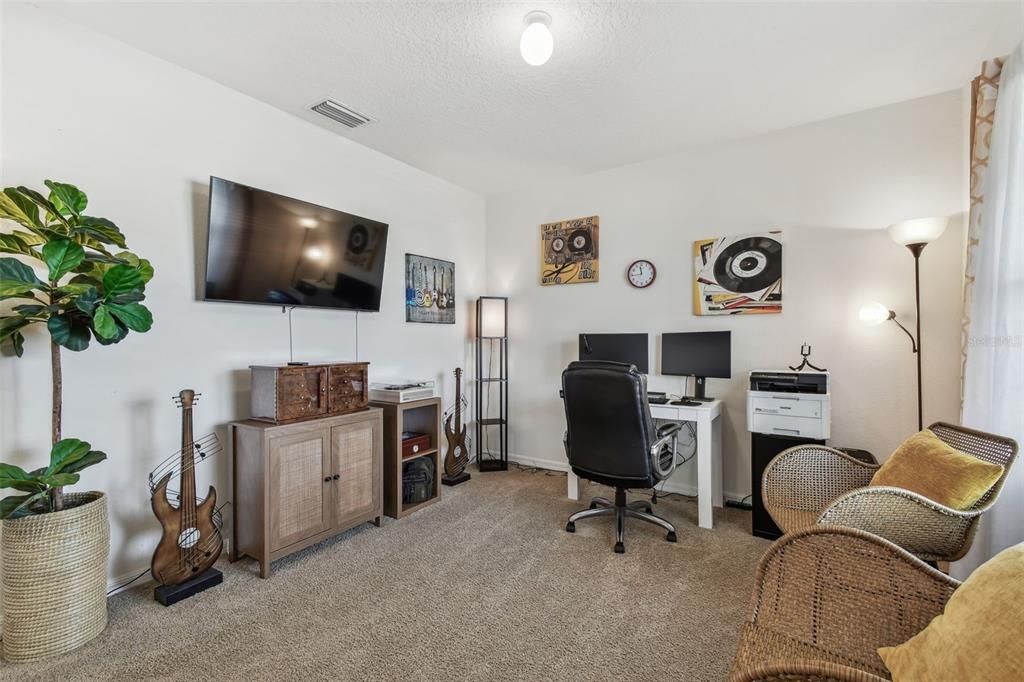 合同活跃: $425,000 (5 贝兹, 3 浴室, 2605 平方英尺)