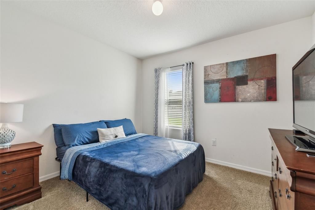 合同活跃: $425,000 (5 贝兹, 3 浴室, 2605 平方英尺)