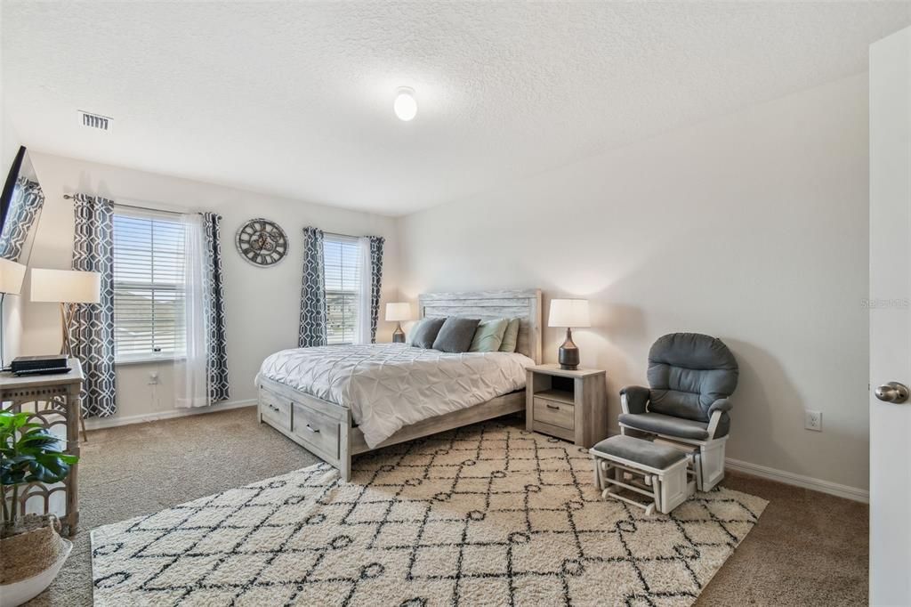 合同活跃: $425,000 (5 贝兹, 3 浴室, 2605 平方英尺)