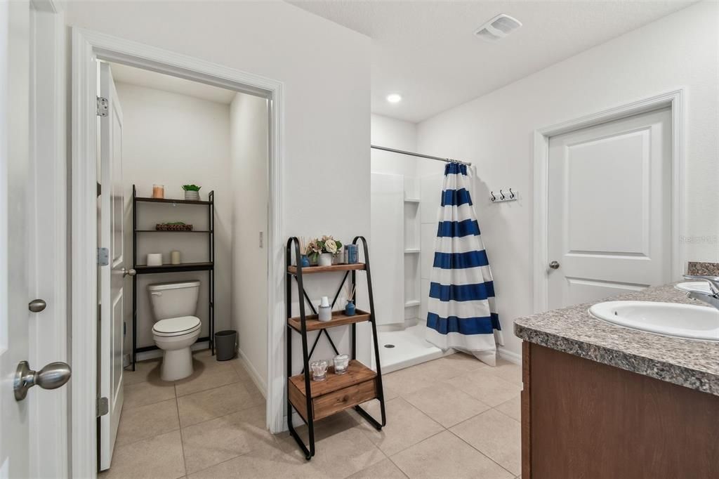 合同活跃: $425,000 (5 贝兹, 3 浴室, 2605 平方英尺)