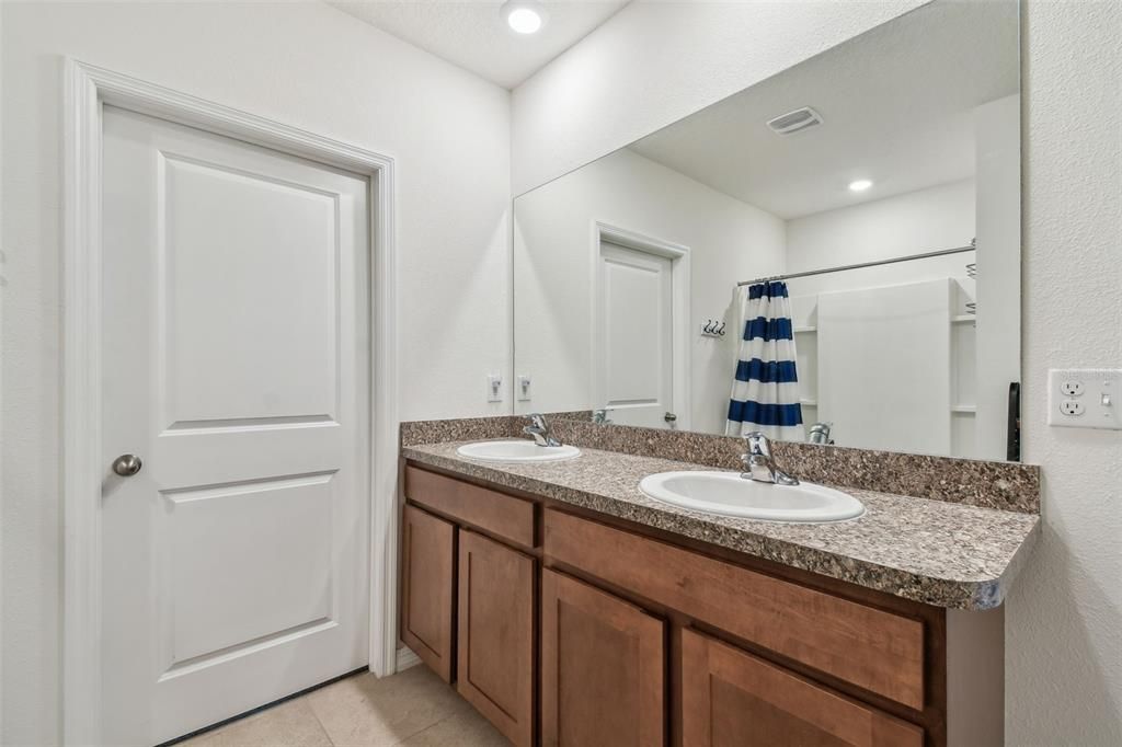 合同活跃: $425,000 (5 贝兹, 3 浴室, 2605 平方英尺)