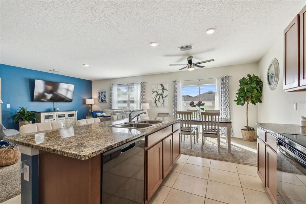 合同活跃: $425,000 (5 贝兹, 3 浴室, 2605 平方英尺)