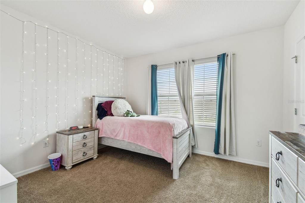 合同活跃: $425,000 (5 贝兹, 3 浴室, 2605 平方英尺)