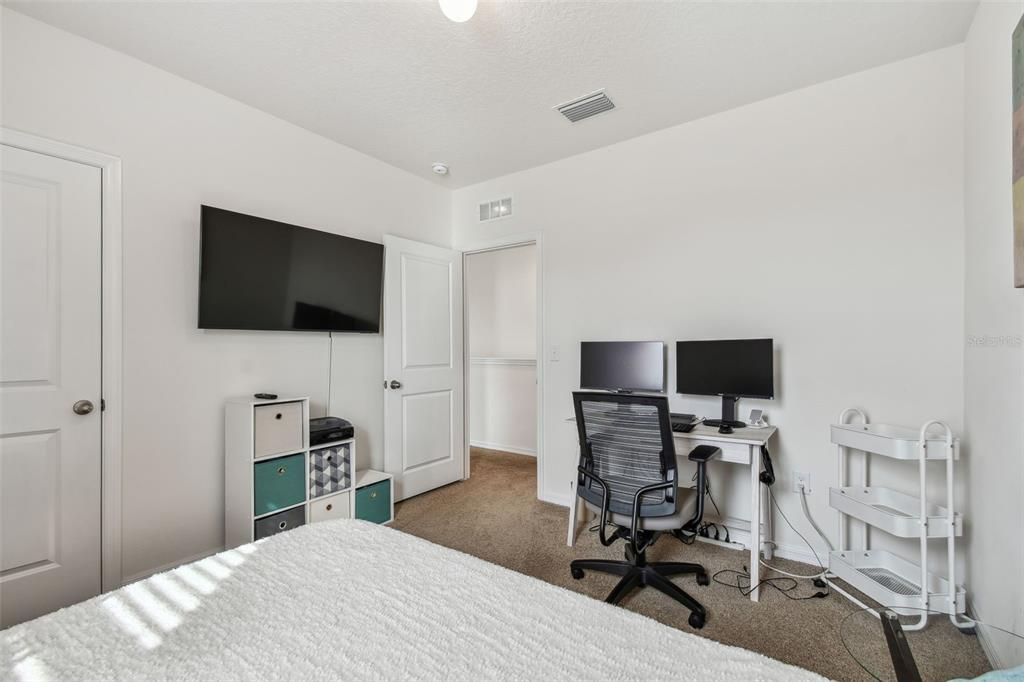 合同活跃: $425,000 (5 贝兹, 3 浴室, 2605 平方英尺)