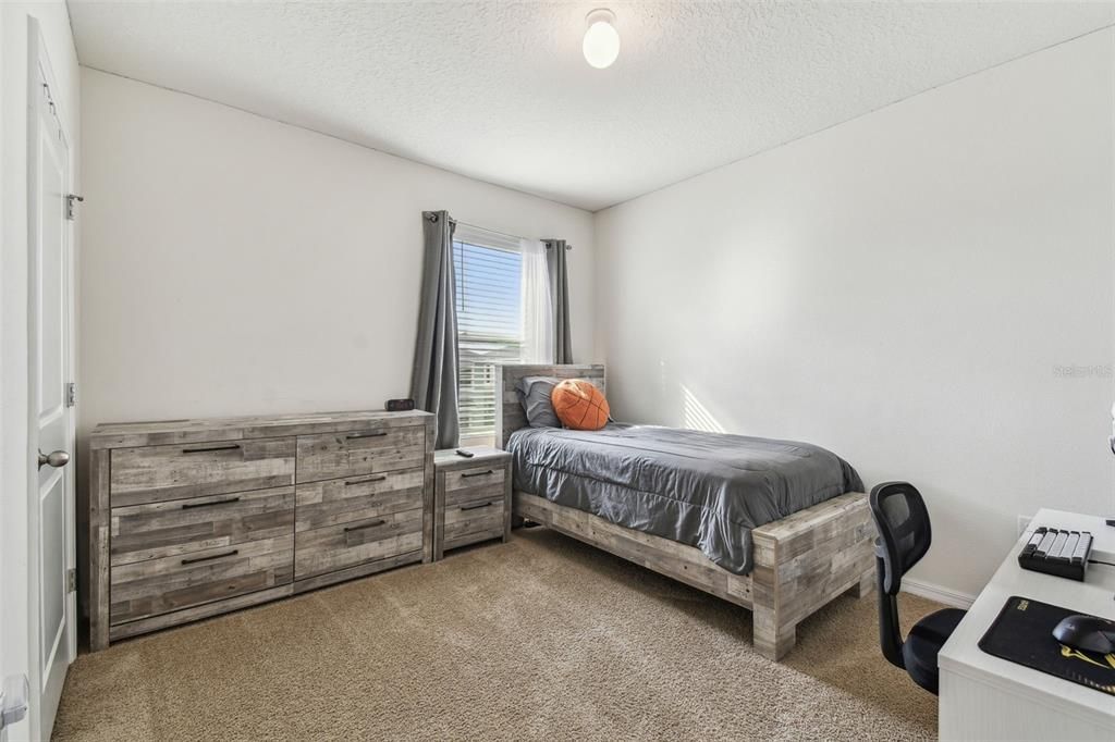 合同活跃: $425,000 (5 贝兹, 3 浴室, 2605 平方英尺)