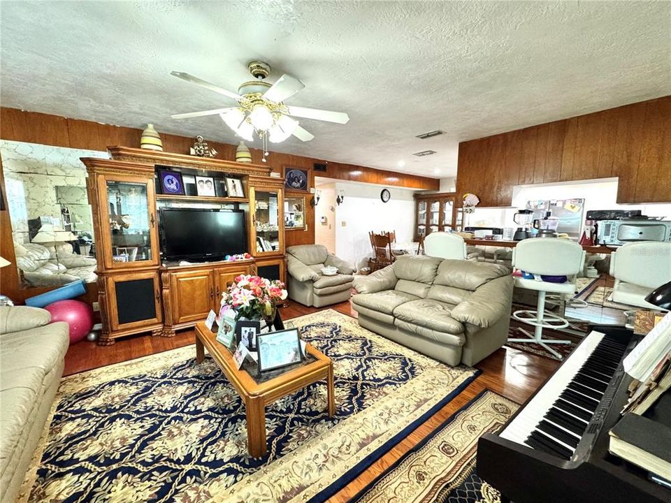 待售: $464,000 (4 贝兹, 3 浴室, 1677 平方英尺)