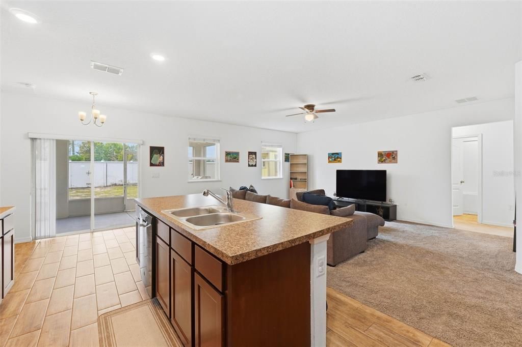 待售: $320,000 (3 贝兹, 2 浴室, 1600 平方英尺)