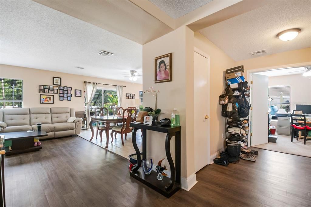 待售: $425,000 (4 贝兹, 2 浴室, 3434 平方英尺)