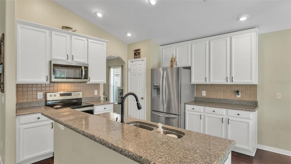 待售: $350,000 (4 贝兹, 3 浴室, 2070 平方英尺)