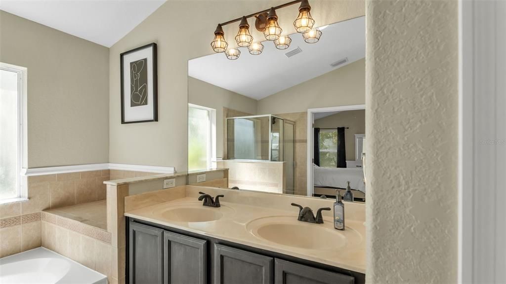 待售: $350,000 (4 贝兹, 3 浴室, 2070 平方英尺)