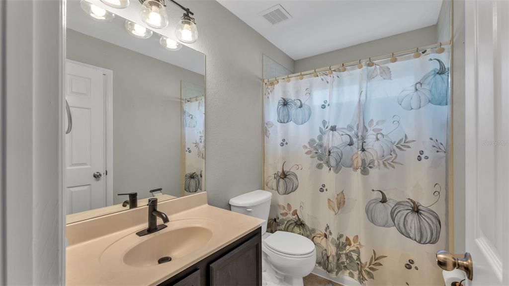 待售: $350,000 (4 贝兹, 3 浴室, 2070 平方英尺)