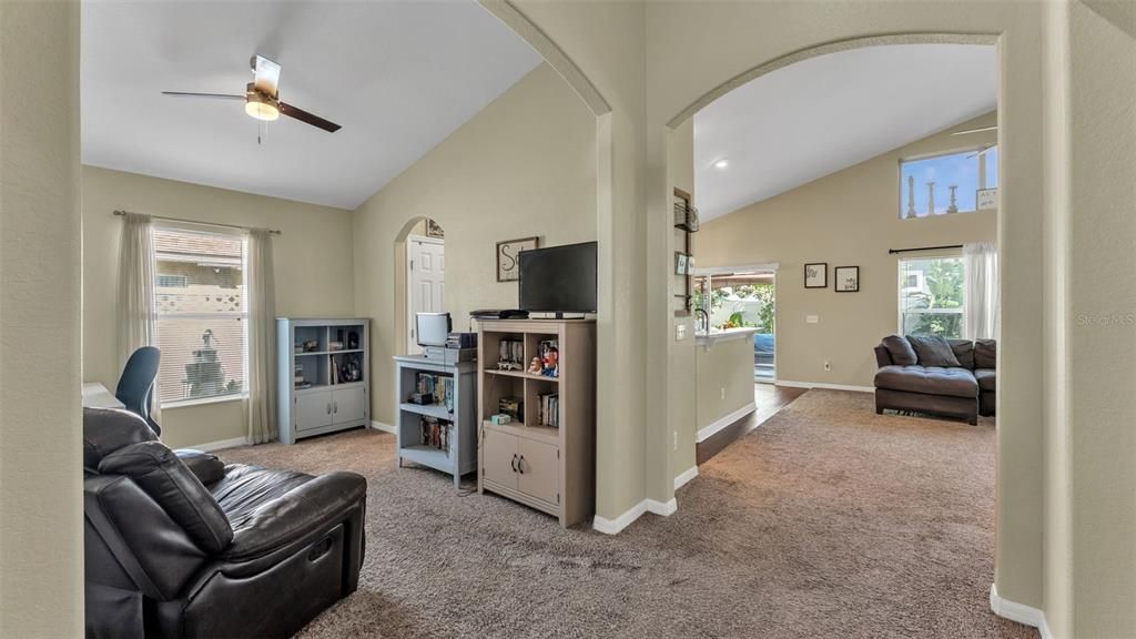 待售: $350,000 (4 贝兹, 3 浴室, 2070 平方英尺)