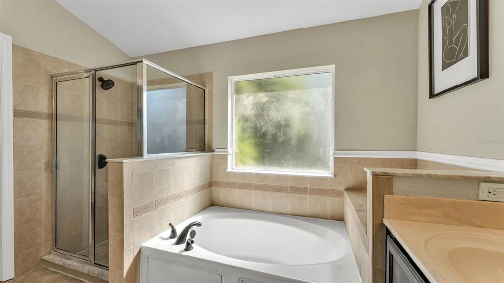 待售: $350,000 (4 贝兹, 3 浴室, 2070 平方英尺)